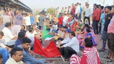 Photo of ब्रजराजनगर वासियों के सब्र का टूटा बांध, अपनी मांगों को लेकर रोक दी देश की Life Line ! 1.5 हजार आंदोलनकारी बैठे पटरी पर ! जगह जगह ट्रेनें खड़ी.. यात्री हलाकान