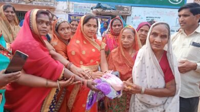 Photo of डभरा तहसील के ग्राम कांसा में फूड आदर्श पंचायत फैडरेशन द्वारा निःशक्तजनों को RDSWS रायपुर समाज कल्याणकारी संस्था (फूड बैंक) के माध्यम से चांवल व कपड़े वितरित किए गए 